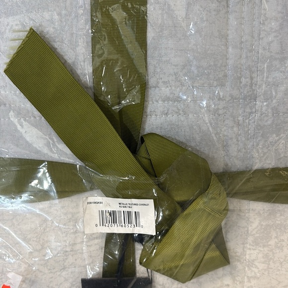 Michael ARAM Quilted Metallic Textured Coverlet, King. Ivory - Picture 2 of 2